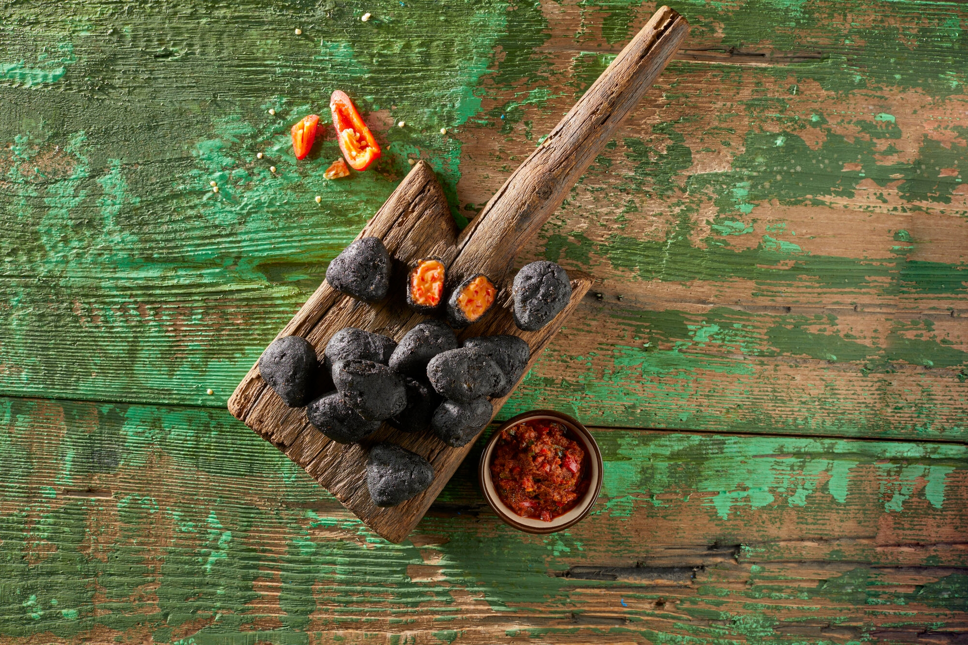 aviko_cheddar_sajtfalatok_csilipaprikaval_fekete_bundaban_talalva